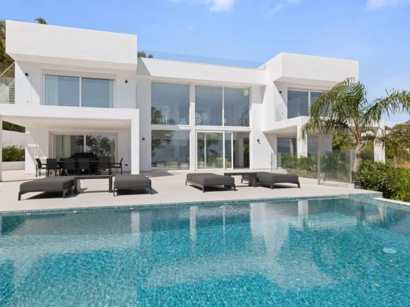 4 Bedroom Private Villa with Terrace for Sale in La Mairena, Marbella