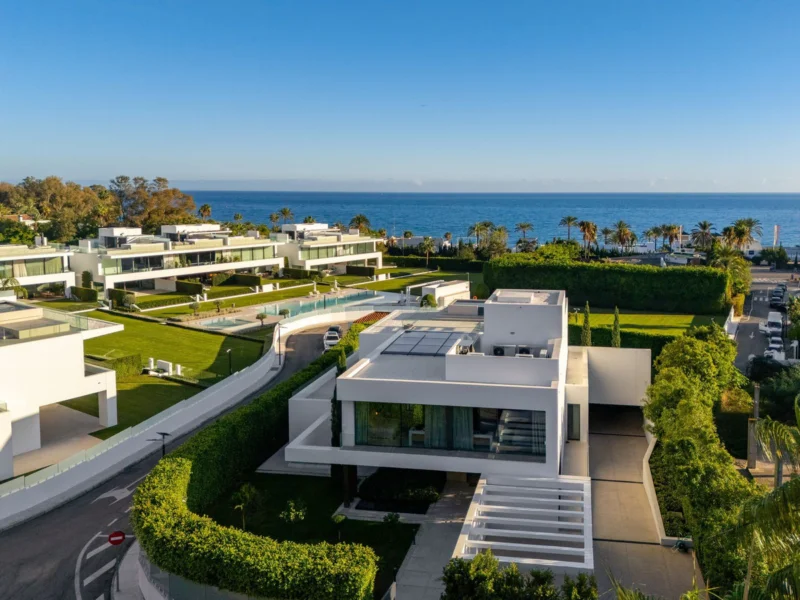 5 Bedroom Private Villa with Terrace for Sale in Milla de Oro, Marbella