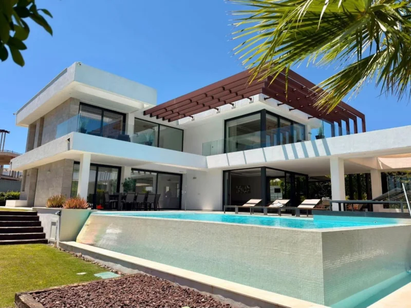 5 Bedroom Private Villa with Terrace for Sale in Nueva Milla de Oro, Estepona