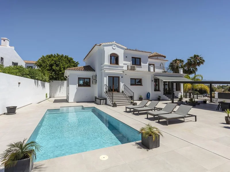 6 Bedroom Private Villa with Terrace for Sale in Estepona