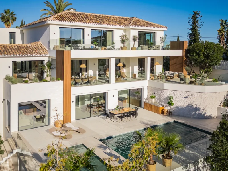 6 Bedroom Private Villa for Sale in El Rosario, Marbella