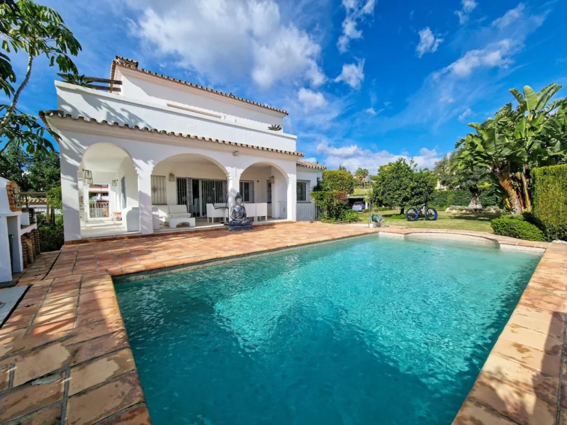 6 Bedroom Private Villa with Terrace for Sale in Belaire, Nueva Milla de Oro, Estepona