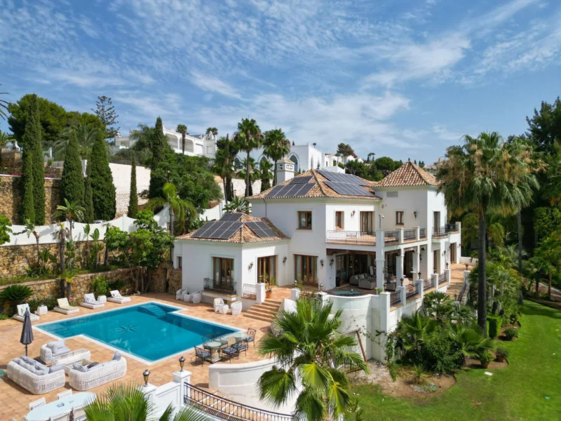 16 Bedroom Private Villa with Terrace for Sale in El Paraíso, Estepona